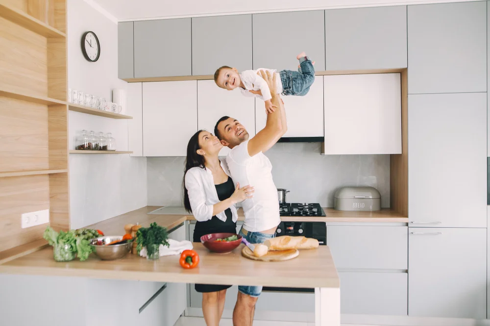 familia preparar a salada em uma cozinha