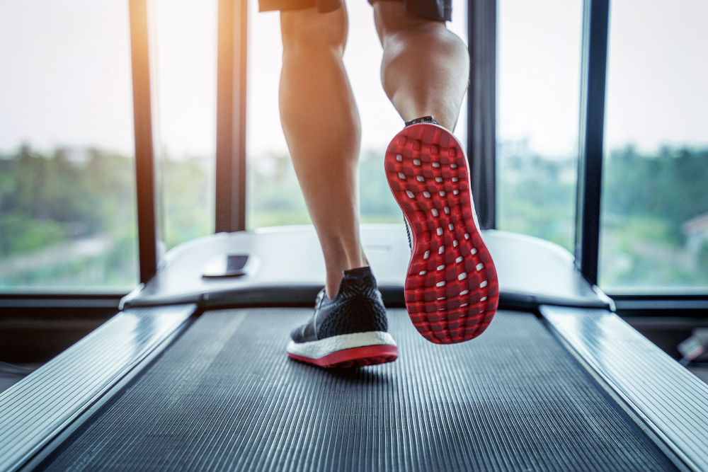 Como começar treinar na Academia? 6 pes masculinos de tenis correndo na esteira na academia conceito de