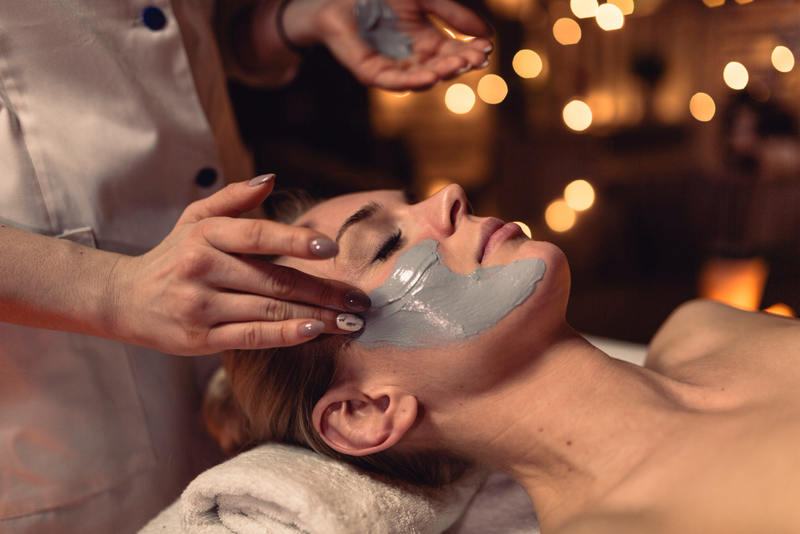 Mini spa day em casa: 6 passos para ter um momento de relaxamento 4 spa concept with woman with creme face Easy Resize.com