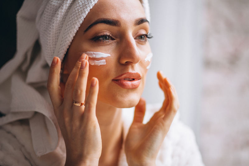 Mini spa day em casa: 6 passos para ter um momento de relaxamento 5 woman applying face cream Easy Resize.com