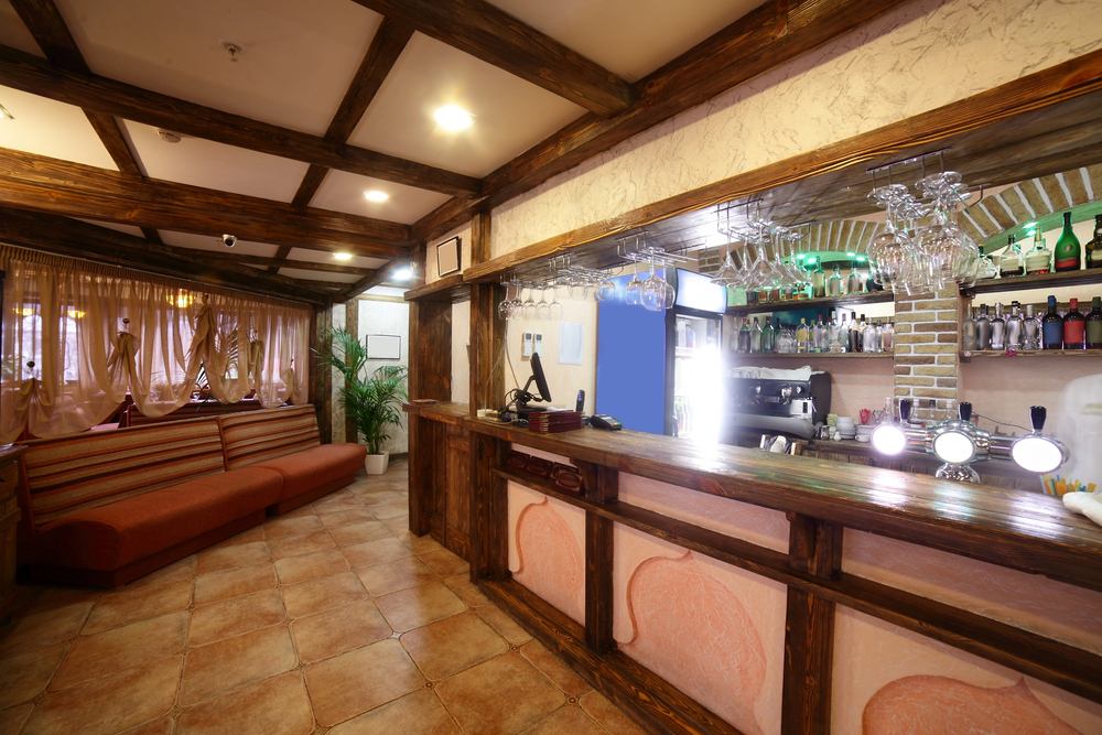 Como ter um bar em casa gastando pouco? 3 bar em casa gastando pouco