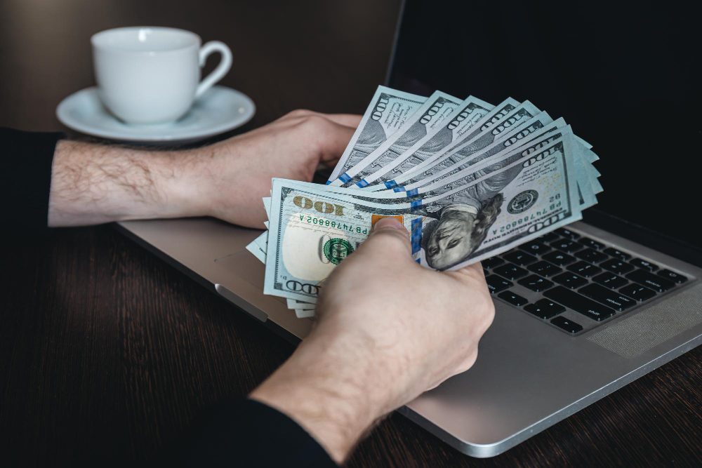 Ganhar dinheiro na internet: comece hoje mesmo 4 notas de dolar fechadas em maos masculinas o conceito de ganhar dinheiro e trabalhar
